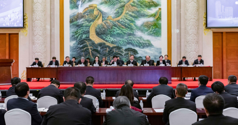 2月28日，博源集團(tuán)2018年度總結(jié)表彰暨2019年工作會議在總部大樓金色大廳主會場隆重召開。集團(tuán)公司董事局主席、總裁戴連榮等集團(tuán)領(lǐng)導(dǎo)出席會議并在主席臺就坐。集團(tuán)公司、遠(yuǎn)興公司及總部大樓各成員企業(yè)全體員工參加了會議，其他成員企業(yè)管理人員在分會場通過視頻參加會議。主會場及各分會場近千人參加了會議。