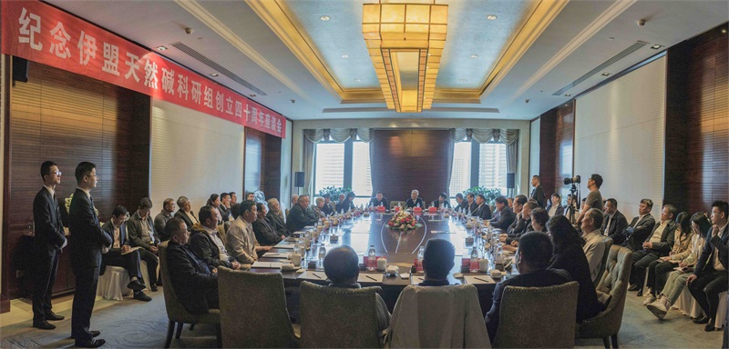 5月10日上午，“紀念伊盟天然堿科研組創(chuàng)立40周年”座談在博源豪生大酒店隆重舉行。原伊盟天然堿科研組組長、原伊化集團創(chuàng)始人李武先生，原伊盟經(jīng)委主任武益壽同志，原伊盟化工研究所黨委書記、原伊化化學公司董事長鐵金山先生，伊盟天然堿科研組的創(chuàng)始成員及早期成員37人出席參加了本次活動。博源集團董事局主席戴連榮，博源集團和遠興公司高管參加座談。座談由博源集團總裁賀占海主持。