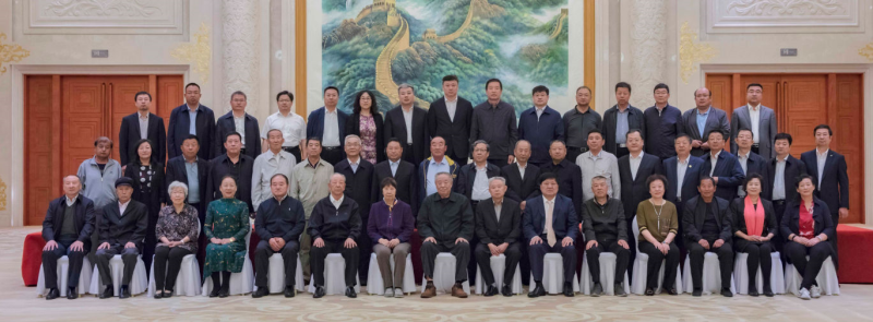 座談會在久別重逢的喜悅中結(jié)束了，大家拍照合影，回望過去走過的青蔥歲月，留下新的美好記憶。