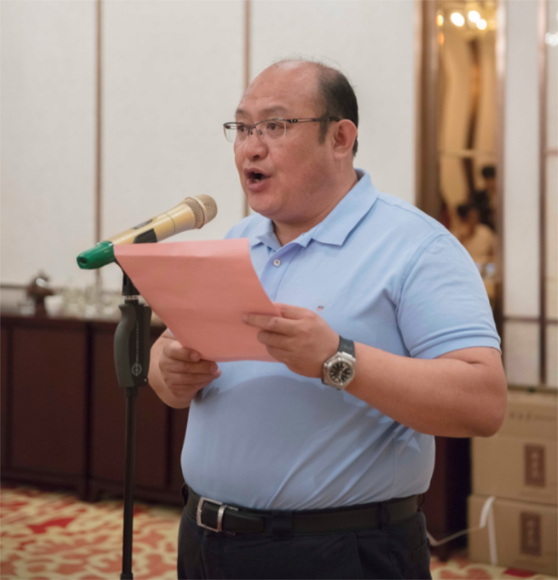 中午時分，在博源豪生酒店舉行的“紀念伊盟天然堿科研組創(chuàng)立40周年”感恩午宴，又把這次紀念活動推向高潮。午宴由博源集團常務副總裁邵廉清主持。