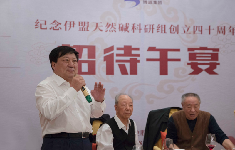 戴連榮主席躬身為李武和老一輩天然堿創(chuàng)業(yè)者獻上感恩的美酒和動人心弦的歌曲。他說：“博源就是你們的家，你們來到這里就是回家。希望以后天然堿創(chuàng)業(yè)者們都能夠多聯(lián)絡感情，享受生活。我們將繼續(xù)用‘堿湖精神’為博源的管理者們指引方向，給他們發(fā)展的平臺和機會，將天然堿事業(yè)、將博源的事業(yè)做大做強?！贝蠹逸p聲跟著合唱祝福的歌曲，在音樂聲中重續(xù)當年的情誼，在歡笑聲中盡情感受崢嶸歲月中留下的寶貴精神財富。