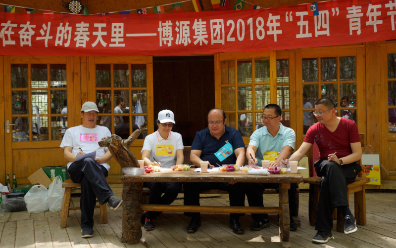 到達(dá)活動地點稍作休息后，進(jìn)入到活動的第二個環(huán)節(jié)“創(chuàng)意大比拼”。參加活動的5位集團(tuán)領(lǐng)導(dǎo)也是“創(chuàng)意大比拼”的評委，通過品鑒每隊的拿手大作并為其打分。