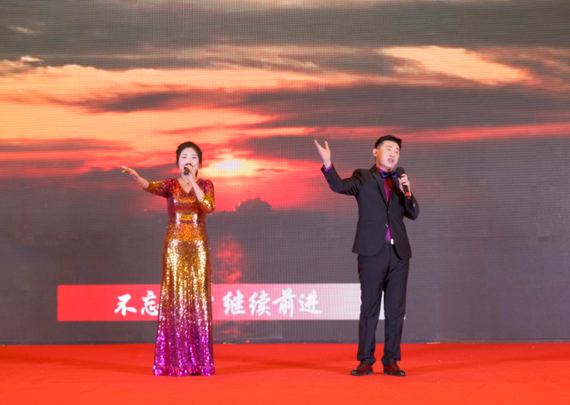  本次新年晚會(huì)分為《不忘初心》《砥礪前行》和《祝福博源》三個(gè)篇章。每個(gè)篇章都用一個(gè)主題視頻短片開(kāi)啟。博源集團(tuán)陳龍、王雅茹演唱歌曲《不忘初心》蕩氣回腸，奔放豪邁；