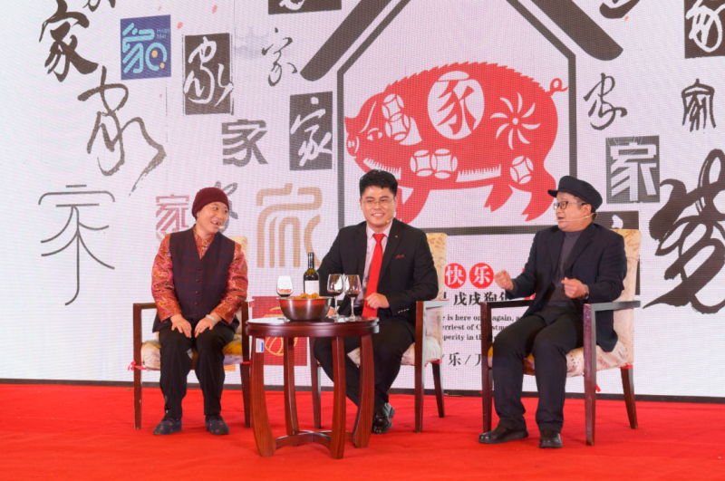 遠(yuǎn)興公司辛?xí)跃?、季海濤和集團(tuán)公司的丁艷繼去年新年晚會(huì)的《白云黑土話博源》后，今年又帶來(lái)自編自演的小品《年豬文化節(jié)》。動(dòng)聽(tīng)悠揚(yáng)的歌聲、氣勢(shì)豪邁的朗誦、笑點(diǎn)連連的小品，博得現(xiàn)場(chǎng)觀眾掌聲不斷。