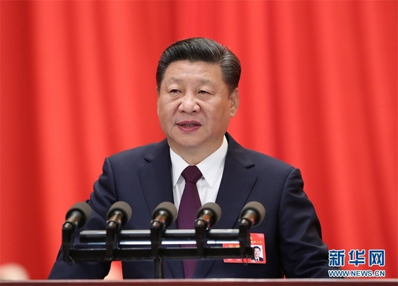 習(xí)近平指出，這次大會(huì)的主題是：不忘初心，牢記使命，高舉中國特色社會(huì)主義偉大旗幟，決勝全面建成小康社會(huì)，奪取新時(shí)代中國特色社會(huì)主義偉大勝利，為實(shí)現(xiàn)中華民族偉大復(fù)興的中國夢(mèng)不懈奮斗。習(xí)近平代表第十八屆中央委員會(huì)向大會(huì)作的報(bào)告題為《決勝全面建成小康社會(huì)　奪取新時(shí)代中國特色社會(huì)主義偉大勝利》，分13個(gè)部分：一、過去五年的工作和歷史性變革；二、新時(shí)代中國共產(chǎn)黨的歷史使命；三、新時(shí)代中國特色社會(huì)主義思想和基本方略；四、決勝全面建成小康社會(huì)，開啟全面建設(shè)社會(huì)主義現(xiàn)代化國家新征程；五、貫徹新發(fā)展理念，建設(shè)現(xiàn)代化經(jīng)濟(jì)體系；六、健全人民當(dāng)家作主制度體系，發(fā)展社會(huì)主義民主政治；七、堅(jiān)定文化自信，推動(dòng)社會(huì)主義文化繁榮興盛；八、提高保障和改善民生水平，加強(qiáng)和創(chuàng)新社會(huì)治理；九、加快生態(tài)文明體制改革，建設(shè)美麗中國；十、堅(jiān)持走中國特色強(qiáng)軍之路，全面推進(jìn)國防和軍隊(duì)現(xiàn)代化；十一、堅(jiān)持“一國兩制”，推進(jìn)祖國統(tǒng)一；十二、堅(jiān)持和平發(fā)展道路，推動(dòng)構(gòu)建人類命運(yùn)共同體；十三、堅(jiān)定不移全面從嚴(yán)治黨，不斷提高黨的執(zhí)政能力和領(lǐng)導(dǎo)水平。
