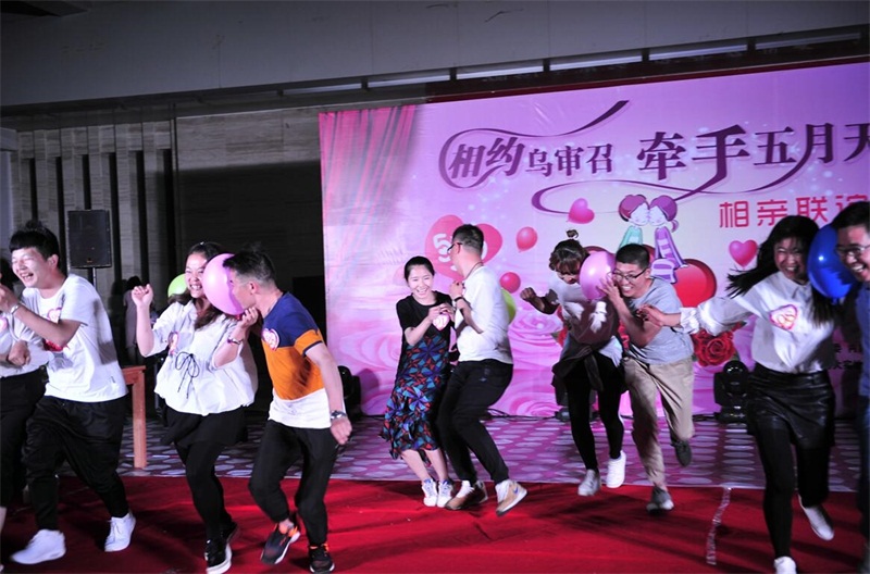 晚上，在享受了博源商學(xué)院精致而豐盛的晚餐后，俊男靚女們來到了裝扮一新的聯(lián)誼活動現(xiàn)場。溫馨的場景、浪漫的音樂，分分鐘讓大家陷入了愛情的海洋。擊鼓傳花、雙人頂氣球、互贈表白卡片、綁腳踝賽跑、吸管傳遞乒乓球等小游戲令大家的活動熱情持續(xù)高漲。最受矚目的莫過于愛情表白與模擬結(jié)婚環(huán)節(jié)，優(yōu)秀的男嘉賓飽含真情地向女神表白?！敖裉炷愕谋憩F(xiàn)讓我很感動，我愿陪你一起度過今后的每一天，請你接受我的表白”，“有句經(jīng)典的話是曾經(jīng)有一份愛情擺在我面前，我沒有珍惜……而我現(xiàn)在想說的是我不想錯過你”，“我覺得你就是我的菜”。表白成功后的模擬結(jié)婚，更是讓他們真實的體驗了一把婚姻的幸福與神圣。最后，大家?guī)е缿倥c不舍告別了這個難忘的夜晚。