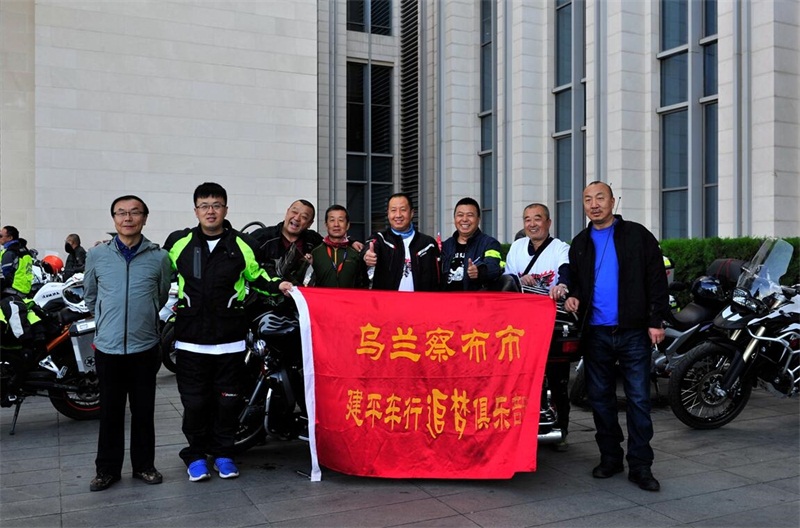 下午，“探尋最美鄂爾多斯——神州動力俱樂部一周年逍遙行活動”接近尾聲，摩友們戀戀不舍的互相道別，“希望今年8月份我們再相見，到美麗的烏蘭察布騎上機車，放飛夢想”。 據(jù)了解，由億路行自駕游俱樂部組織的自駕游活動的40多位自駕車愛好者駕著愛車與摩友們一起參與了此次“探尋最美鄂爾多斯活動——神州動力俱樂部一周年逍遙行活動”。