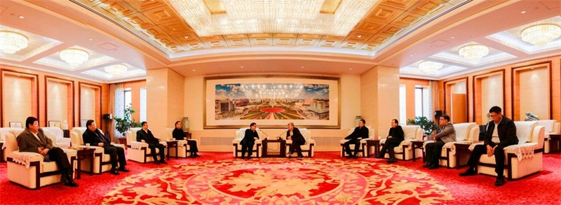 1月25日上午，中煤能源鄂爾多斯分公司總經(jīng)理馬世志，黨委書記吳軍一行到訪博源集團(tuán)。博源集團(tuán)董事局主席戴連榮在博源集團(tuán)總部大樓貴賓接待廳會(huì)見馬世志、吳軍一行，雙方舉行座談，共話發(fā)展。博源集團(tuán)副董事長(zhǎng)、遠(yuǎn)興能源總經(jīng)理梁潤(rùn)彪，煤炭事業(yè)部總經(jīng)理付永禮參加座談。