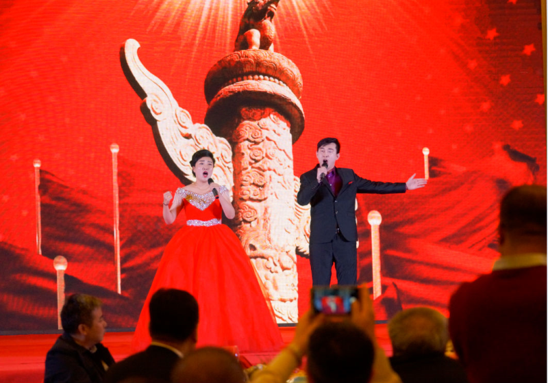 新年晚會分為《攜手并進》《紅色之旅》和《祝福博源》三個篇章。每個篇章都有一個主題視頻短片。 博源集團選送的歌曲《共筑中國夢》，嘉瑞酒店管理公司選送的舞蹈《花開盛世》，歌聲悠揚、舞姿優(yōu)美，正如博源集團在這一年里取得的成績?nèi)缁ǘ浒忝利?，盛世下的花開，是對美好未來的憧憬，對博源的祈福。