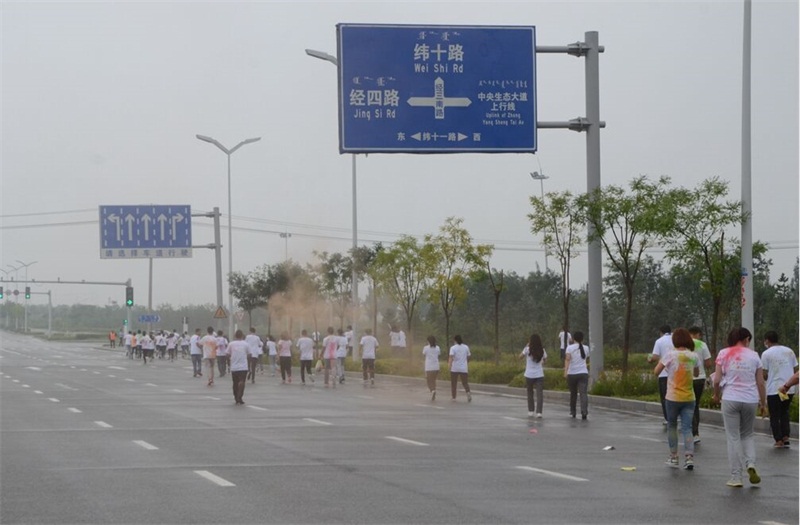 本次彩虹跑路線為環(huán)繞空港物流園區(qū)一周，全程約5公里。寬敞的大道上，大家你追我趕、歡聲笑語籠罩在物流園區(qū)上空，潮濕的陰雨天助力運(yùn)動(dòng)健兒們一路向前。
