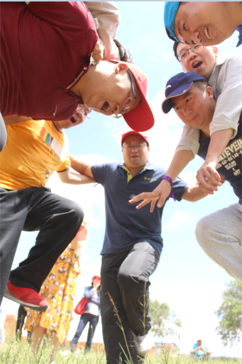 “8人多足”是最具挑戰(zhàn)性的游戲，考驗(yàn)團(tuán)隊(duì)配合的同時(shí)，當(dāng)即反應(yīng)更是勝負(fù)的關(guān)鍵。8名隊(duì)員需在限定時(shí)間內(nèi)，完成主持人發(fā)出的多個(gè)指令——“14只腳落地”、“12只腳落地”、“8只腳落地”……有的隊(duì)員手腳并用，一片慌亂，有的隊(duì)員則沉穩(wěn)淡定、迅速做出判斷，帶領(lǐng)隊(duì)員完成多個(gè)指令任務(wù)……