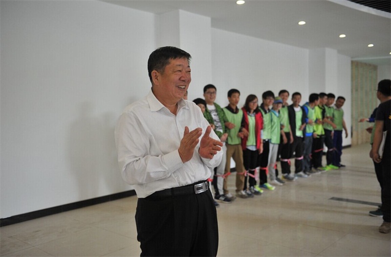 李培成書記為這次活動致辭。他說，本次活動旨在充分發(fā)揮集團(tuán)黨工團(tuán)群青的服務(wù)作用，組織員工喜聞樂見的文體活動，希望能夠通過這樣的活動來緩解緊張的工作壓力，營造輕松愉悅的工作氛圍，同時也希望加強(qiáng)集團(tuán)所屬企業(yè)間的聯(lián)系、增強(qiáng)員企業(yè)員工的凝聚力。他說參與這類年輕人的活動，感覺自己也變年輕了，渾身都充滿了活力。