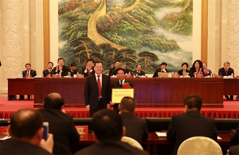 集團領(lǐng)導與安全環(huán)保先進企業(yè)代表合影
