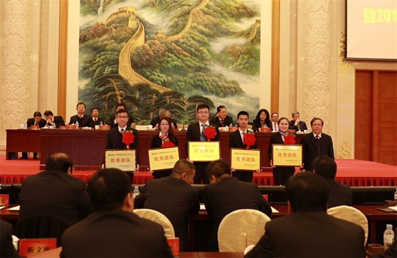 集團領(lǐng)導與優(yōu)秀團隊代表合影