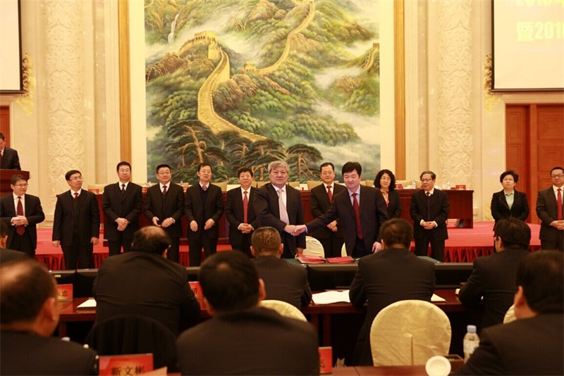 集團領(lǐng)導與先進企業(yè)代表合影