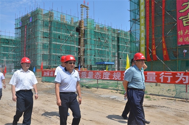 博源集團(tuán)黨委書記、烏審旗博潤置業(yè)公司董事長李培成，博源置業(yè)公司工程總監(jiān)李海瑞，總經(jīng)理助理李今奮及項(xiàng)目承建單位、監(jiān)理單位的負(fù)責(zé)人、施工現(xiàn)場全體人員近500人參加了封頂儀式。