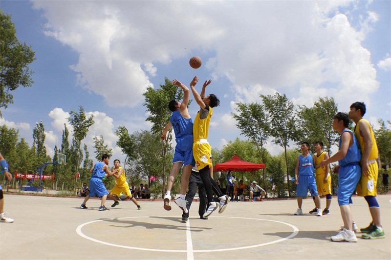 經(jīng)過3天的鏖戰(zhàn)，博源集團(tuán)2015年男子籃球賽冠軍之謎于6月18日下午6點(diǎn)揭曉，最終蒙大礦業(yè)笑到最后，捧起冠軍獎杯；伊化礦業(yè)和中源化學(xué)分列亞軍和季軍。（攝影/蔣博濤 高揚(yáng)）