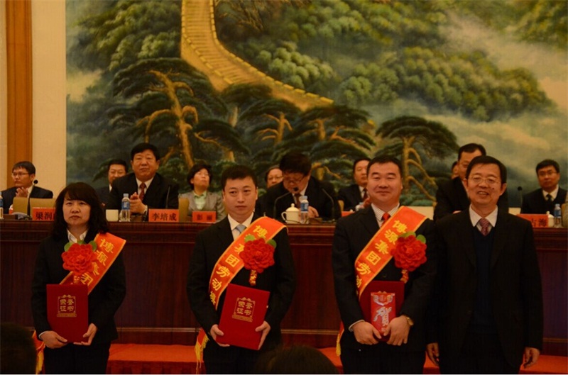 集團領(lǐng)導與勞動模范合影