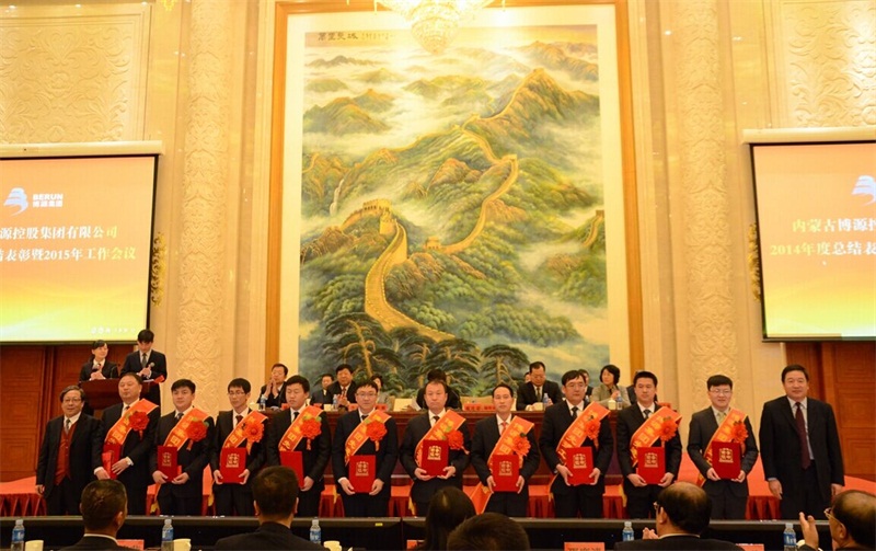 集團領(lǐng)導與勞動模范合影