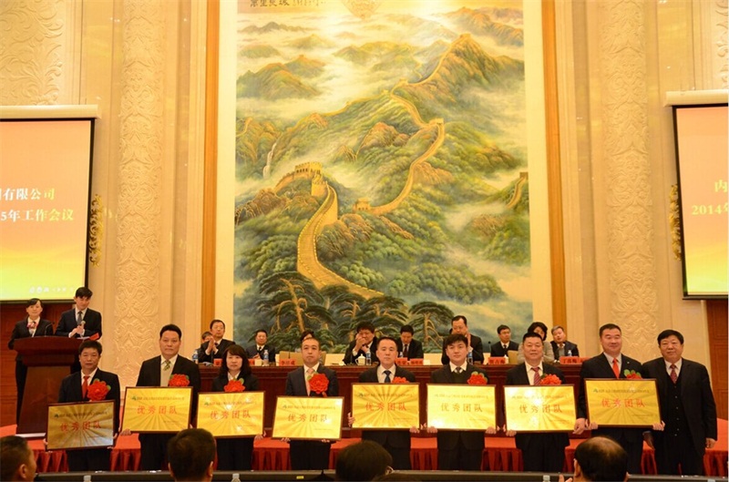 集團領(lǐng)導與優(yōu)秀團隊代表合影