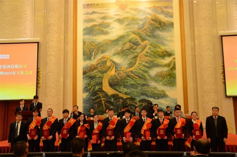 集團領(lǐng)導與勞動模范合影
