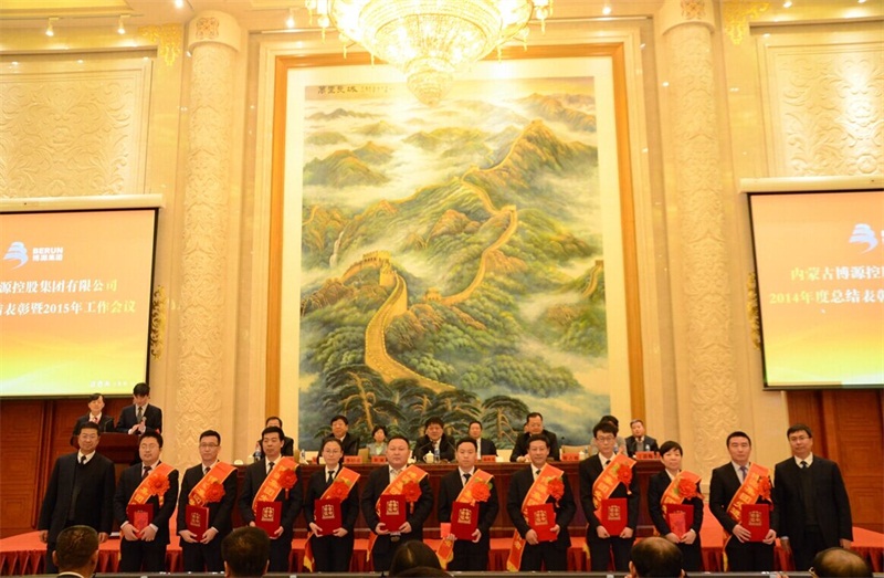 集團領(lǐng)導與勞動模范合影
