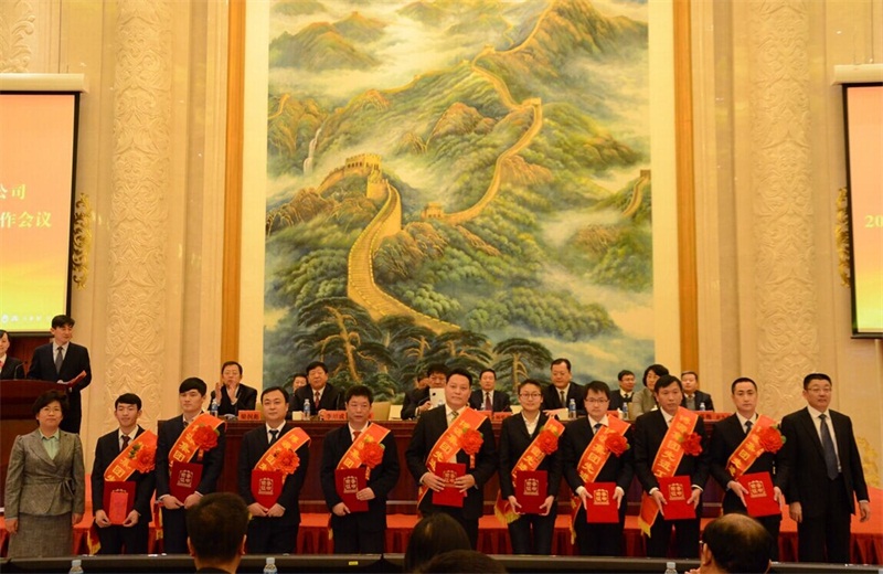 集團領(lǐng)導與勞動模范合影