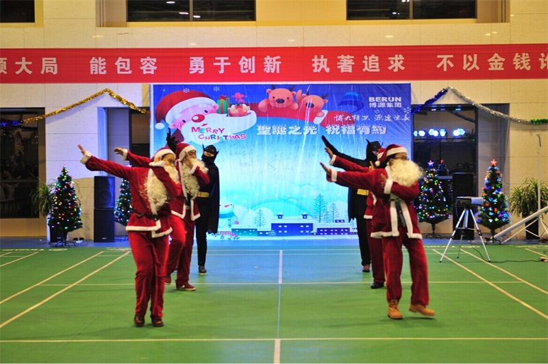 11月24日晚6時(shí)30分，博源集團(tuán)在總部大樓6樓活動(dòng)中心舉辦“圣誕之光，博源有約”Party，集團(tuán)董事局主席戴連榮先生與夫人陳靖安女士、總裁賀占海、副董事長梁潤彪、副總裁賈栓等領(lǐng)導(dǎo)應(yīng)約參加圣誕Party，與集團(tuán)及總部大樓成員企業(yè)130多位員工歡聚一堂，共享節(jié)日的喜悅。 上圖為開場熱舞