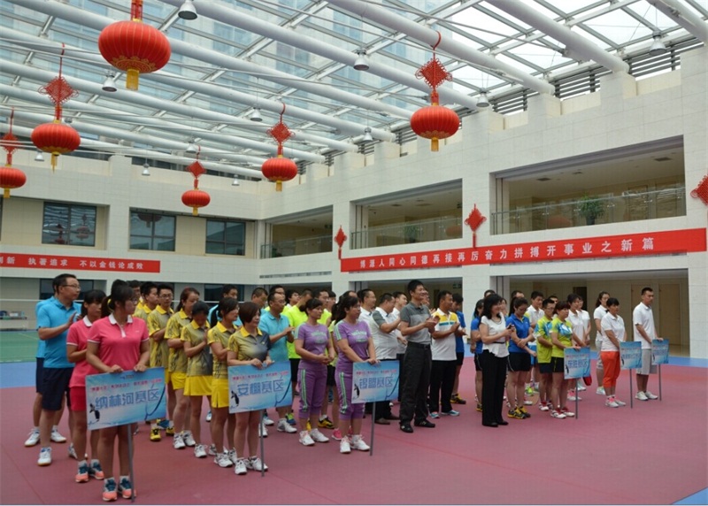 7月23日－24日，“博源十年”系列文體活動(dòng)之羽毛球總決賽在博源大廈6樓職工活動(dòng)中心舉行。本次羽毛球比賽預(yù)選賽階段設(shè)8個(gè)分賽區(qū)，共選拔出53名優(yōu)秀選手參加總決賽。經(jīng)過(guò)兩天96場(chǎng)緊張、激烈的比賽，男子單打冠軍由博源豪生大酒店選手王志宇?yuàn)Z得，遠(yuǎn)興能源公司的杜有強(qiáng)和中源化學(xué)公司的陽(yáng)瑩分獲亞軍和季軍；女子單打冠、亞軍由中煤蒙大新能源化工公司的王紅霞、王舉怡奪得，中源化學(xué)公司的王利津獲得季軍。團(tuán)體賽冠軍為中煤蒙大新能源化工公司代表隊(duì)奪得，博源豪生大酒店代表隊(duì)和遠(yuǎn)興能源公司代表隊(duì)分獲團(tuán)體賽的亞軍和季軍。上圖為開(kāi)幕式