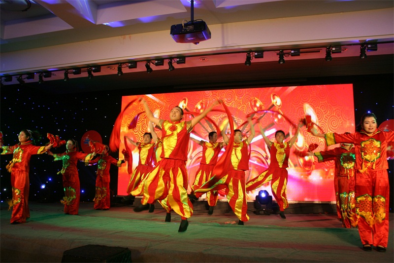 中源化學(xué)成立十五周年文藝會(huì)開(kāi)場(chǎng)舞《開(kāi)門(mén)紅》