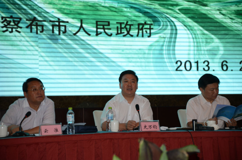 烏蘭察布市委常委、副市長、西北煤炭交易中心董事長史萬均答記者問