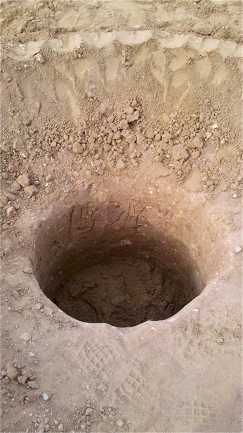 “越界”開挖，把標準坑挖到了友鄰單位，于是，刻字“博源造”友情贈送。