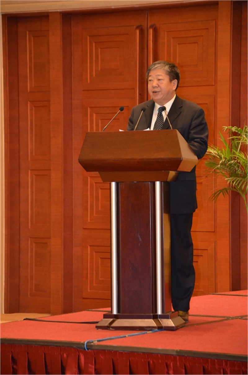 我集團黨委副書記、紀(jì)委書記李培成宣讀獲表彰文件