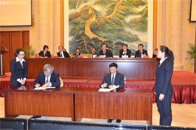 戴連榮主席與小貸公司總經(jīng)理楊永清簽訂2013年責(zé)任制