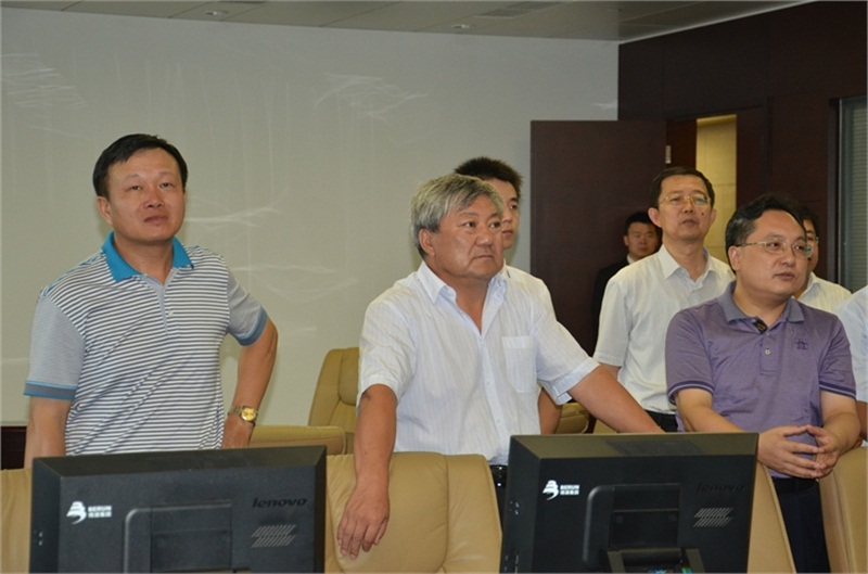 戴連榮主席（左二）陪同孟勵書記（右一）一行參觀我集團企業(yè)運營中心信息化系統(tǒng)。