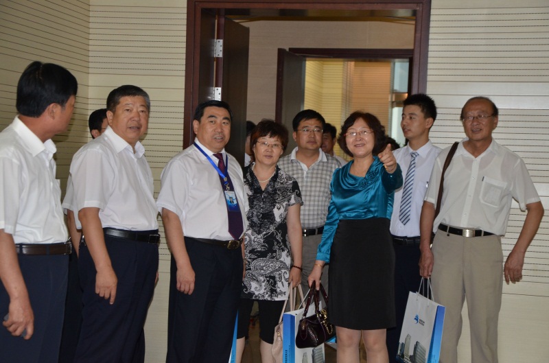 博源集團黨委副書記李培成（左二）陪同鄂爾多斯市總工會副主席李雪（右三）一行參觀博源集團職工休閑健身中心。